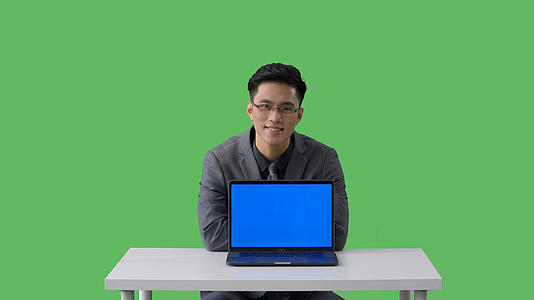 4k绿幕合成抠像穿西装的商务男性展示笔记本电脑形象视频的预览图