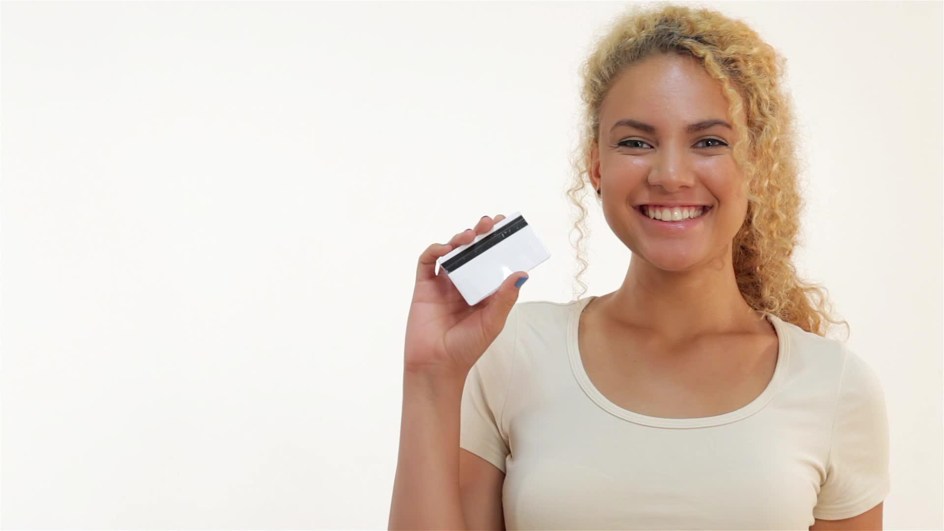 Mulatto展示信用卡缩拇指的女孩视频的预览图