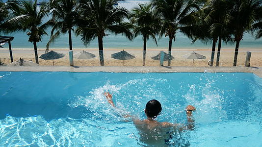在游泳池溺水的男子试图通过举手溺水视频的预览图