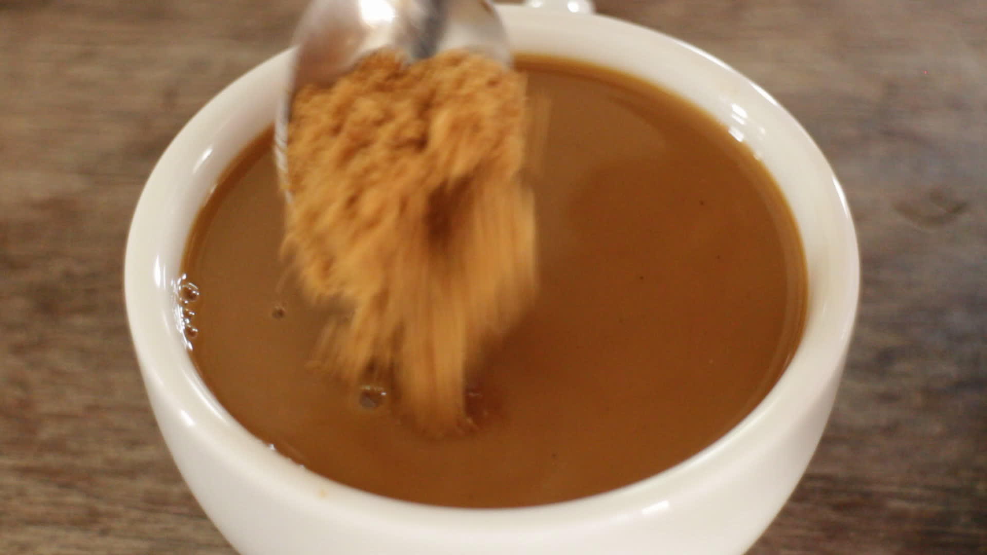 加褐糖和牛奶的咖啡视频的预览图