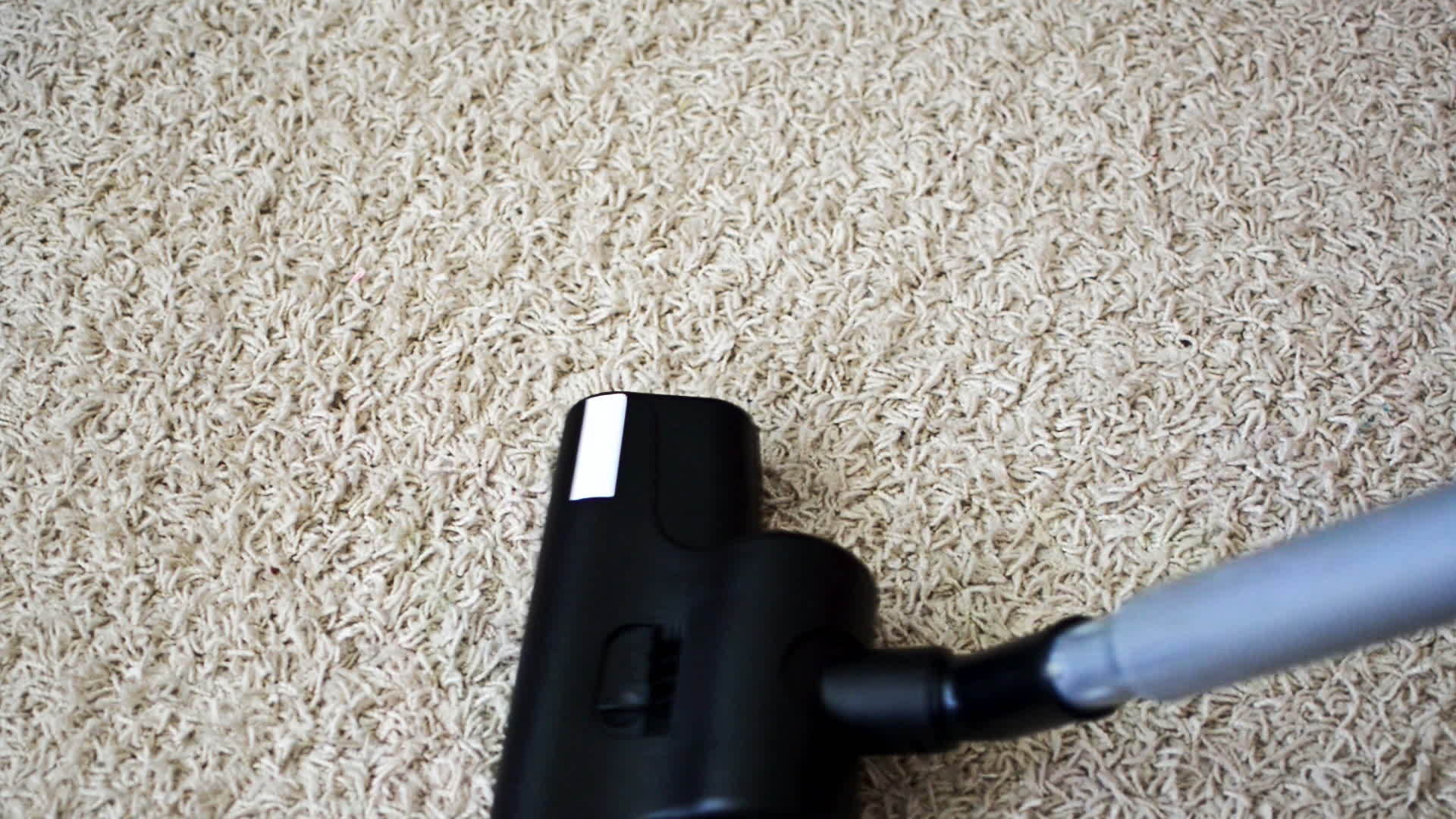 清洁地毯的真空吸尘器视频的预览图