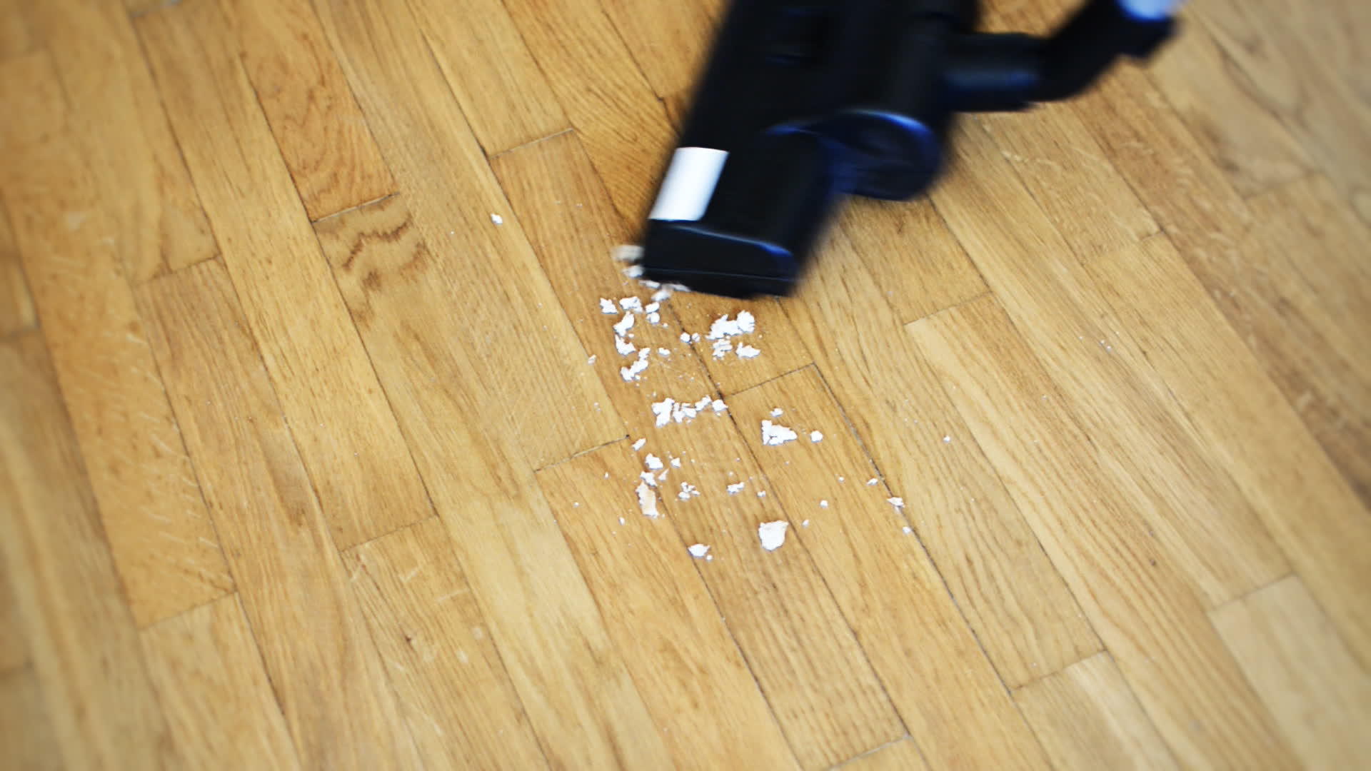 木地板上的真空清洁剂视频的预览图