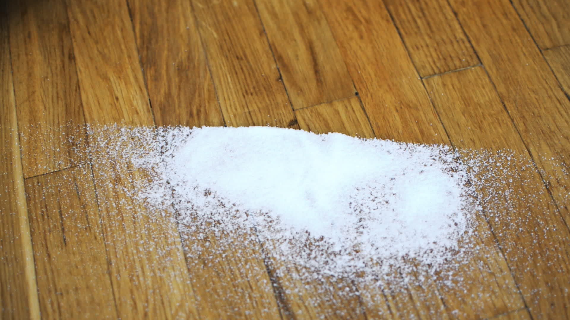 清洁木地板上的盐视频的预览图