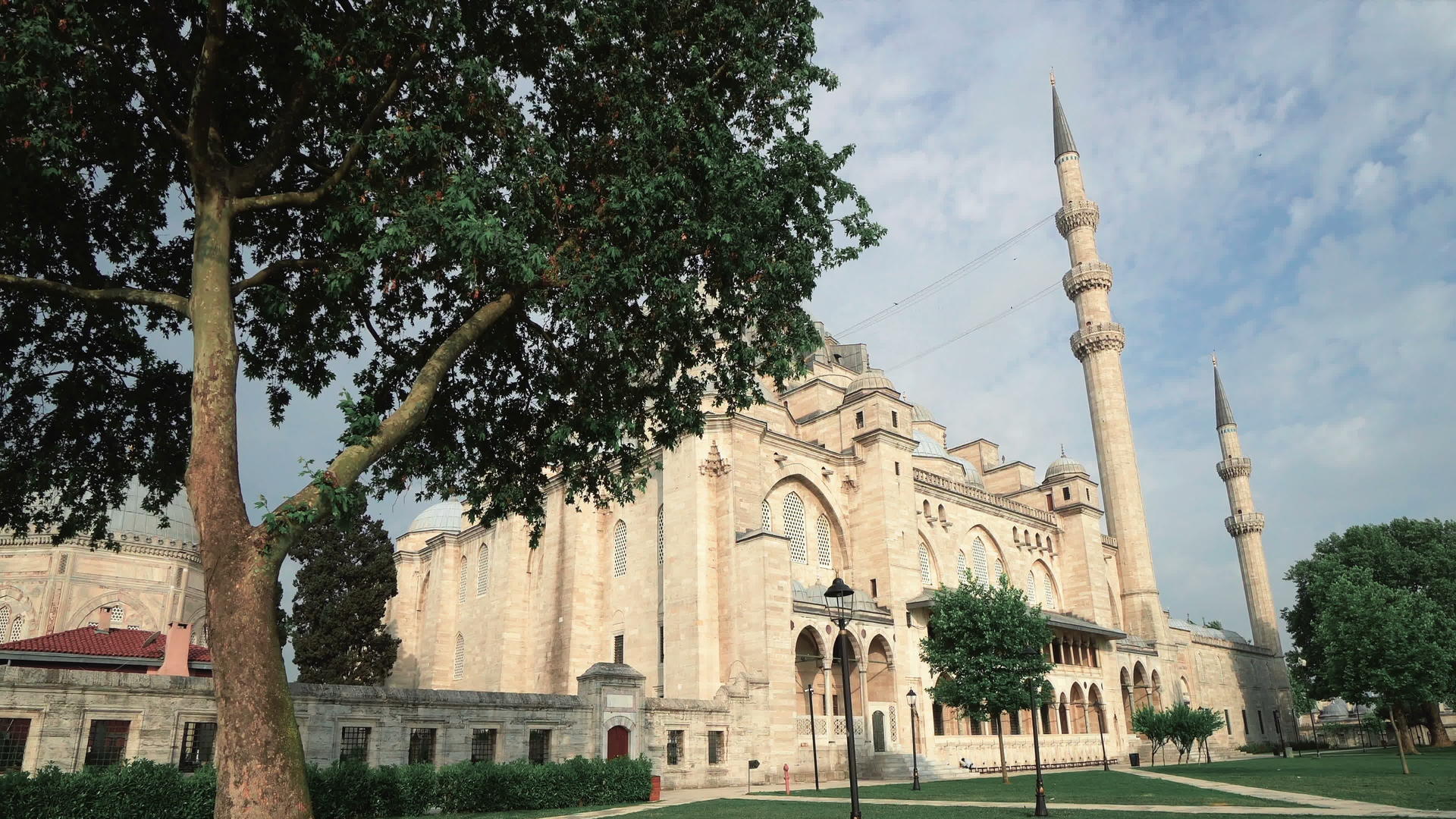 通往土耳其伊斯坦布尔苏丹清真寺的大门视频的预览图