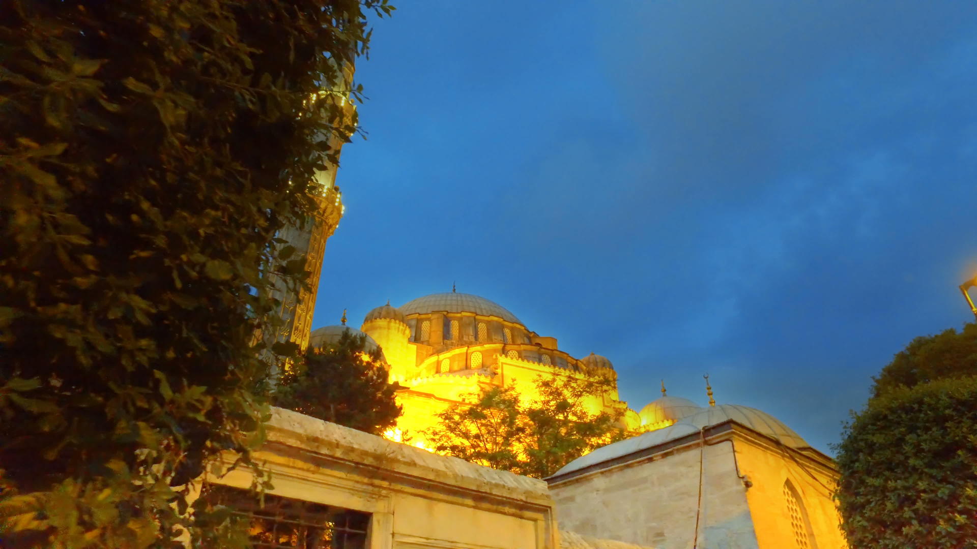 月亮黄昏时位于伊斯坦布尔的塞赫扎德清真寺视频的预览图