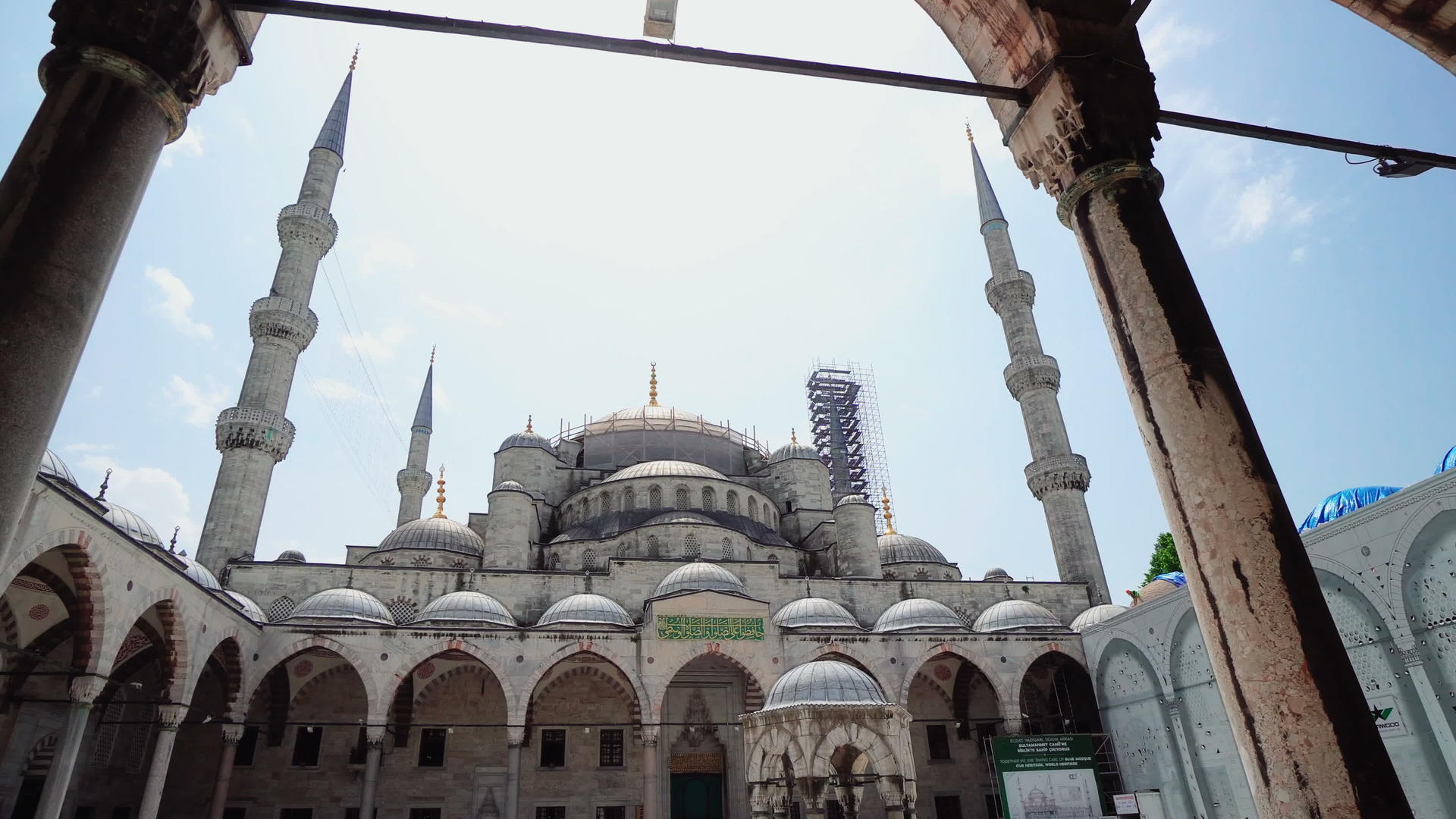 在阳光明媚的日子里有尖塔的蓝色清真寺是丹布尔视频的预览图