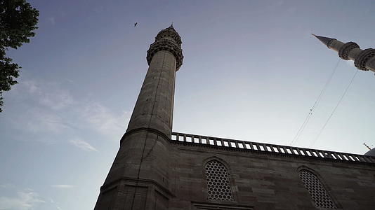 清真寺尖塔位于伊斯坦布尔岛视频的预览图