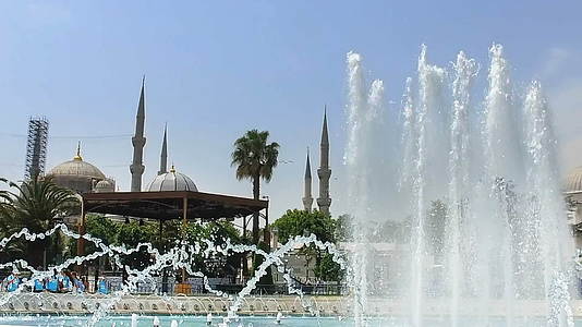 蓝色清真寺和伊斯坦布尔喷泉在苏丹哈迈德清真寺视频的预览图