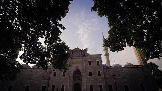 土耳其伊斯坦布尔的清真寺俯瞰博斯普鲁斯海峡视频的预览图