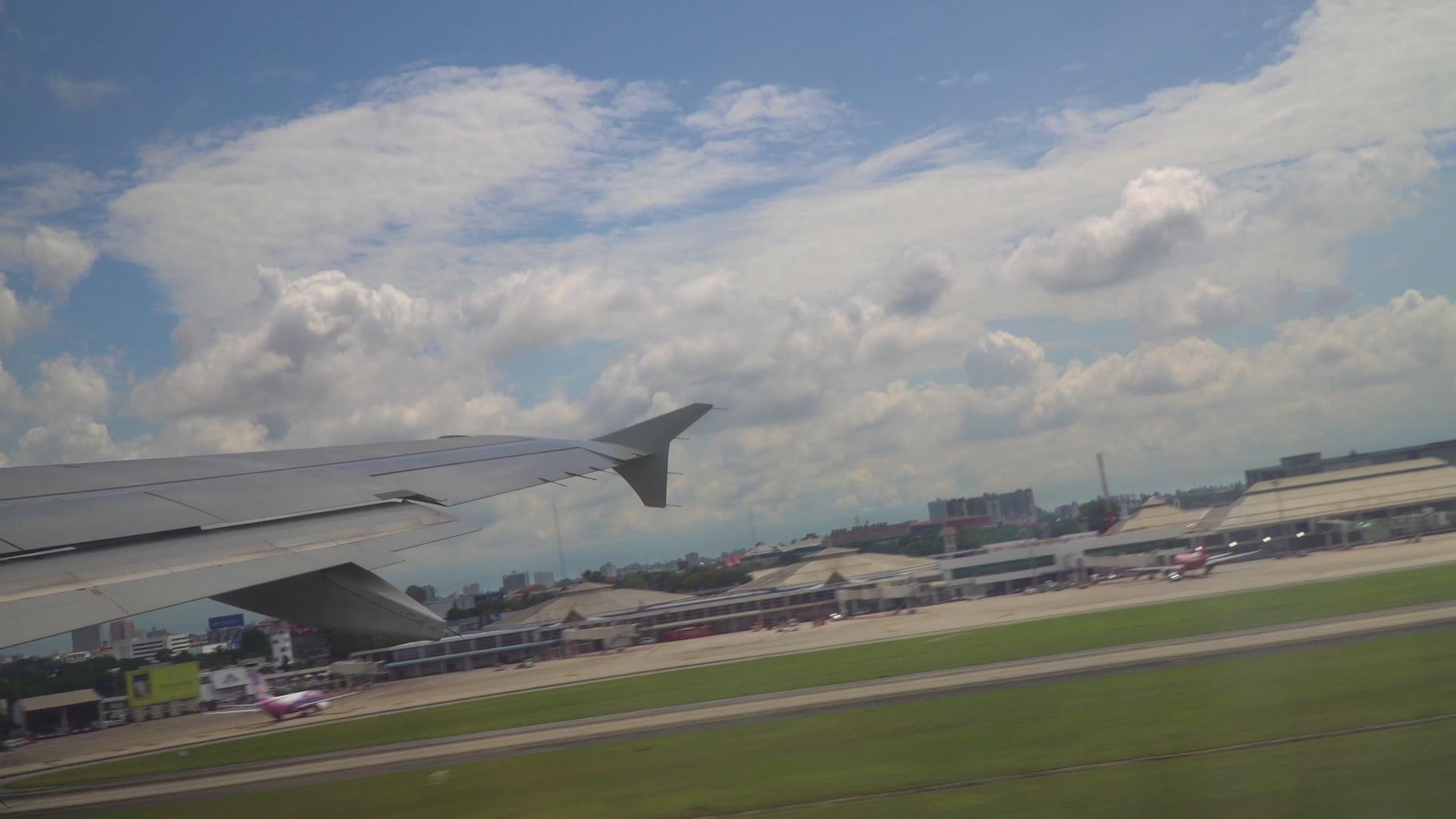 飞机从清迈机场起飞从窗户起飞到泰国清迈机场视频的预览图