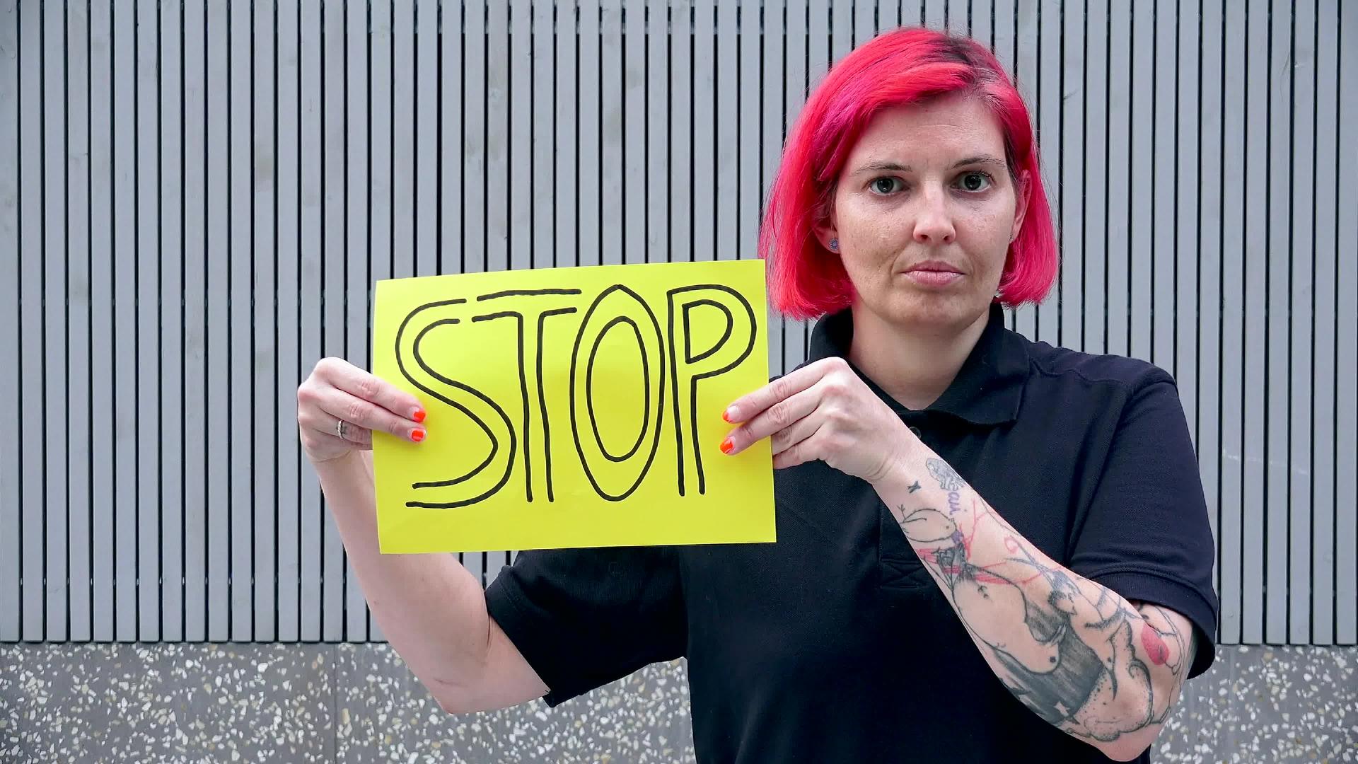 停止符号由一名年轻女性显示视频的预览图