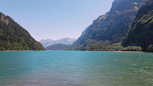 清澈的湖泊清澈的蓝色水视频的预览图
