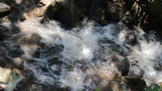 夏天从石头中流出的清水是密闭的视频的预览图