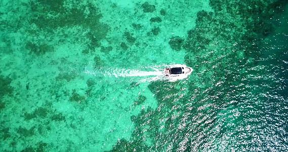 绿石清水游艇漂浮船视频的预览图