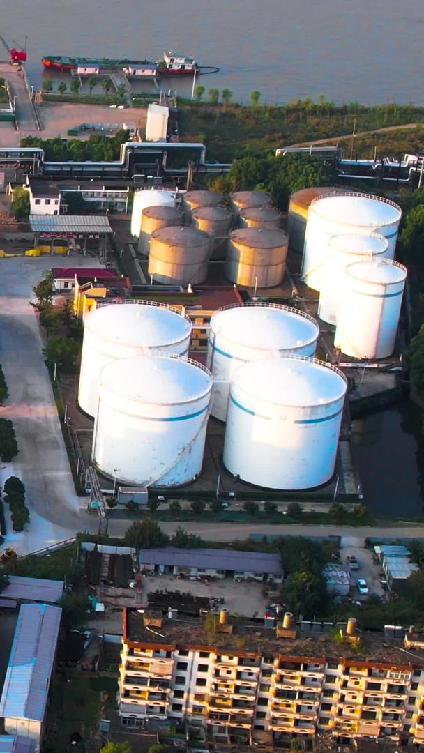石油化工厂航拍区油罐区视频的预览图