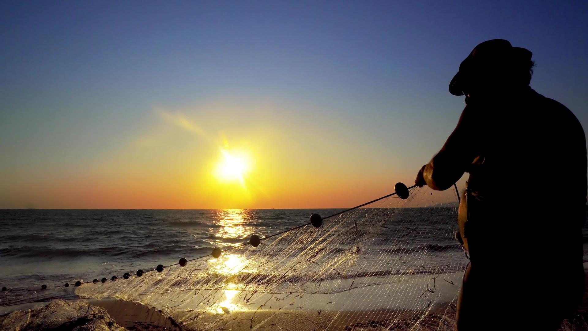 渔民在清晨用金光手工拉网捕鱼视频的预览图