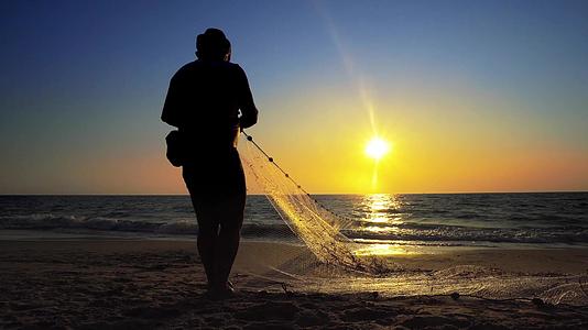 日出早上用渔网钓鱼电影院的渔民视频的预览图