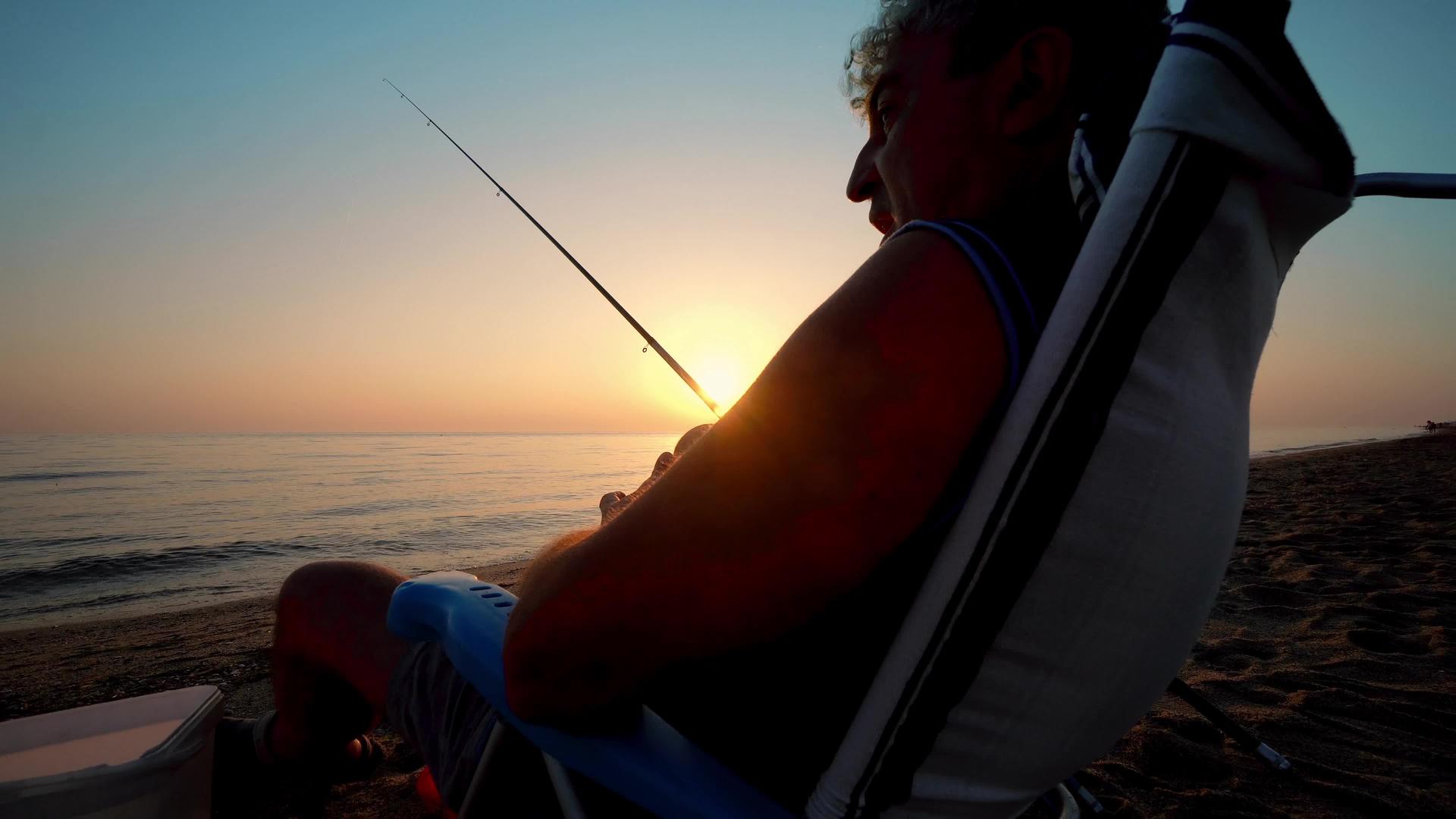 日出、日落、钓竿的渔民视频的预览图