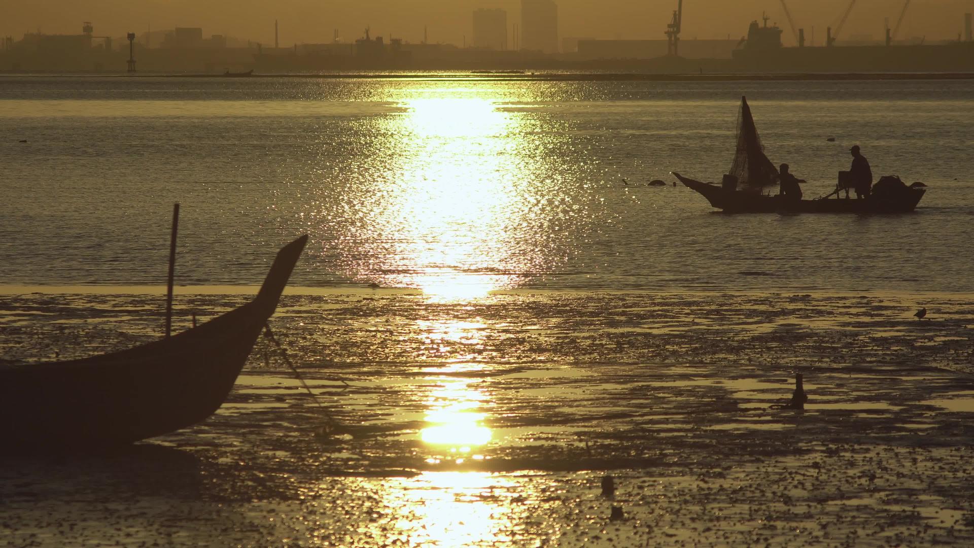 亚洲渔民划船的剪影视频的预览图