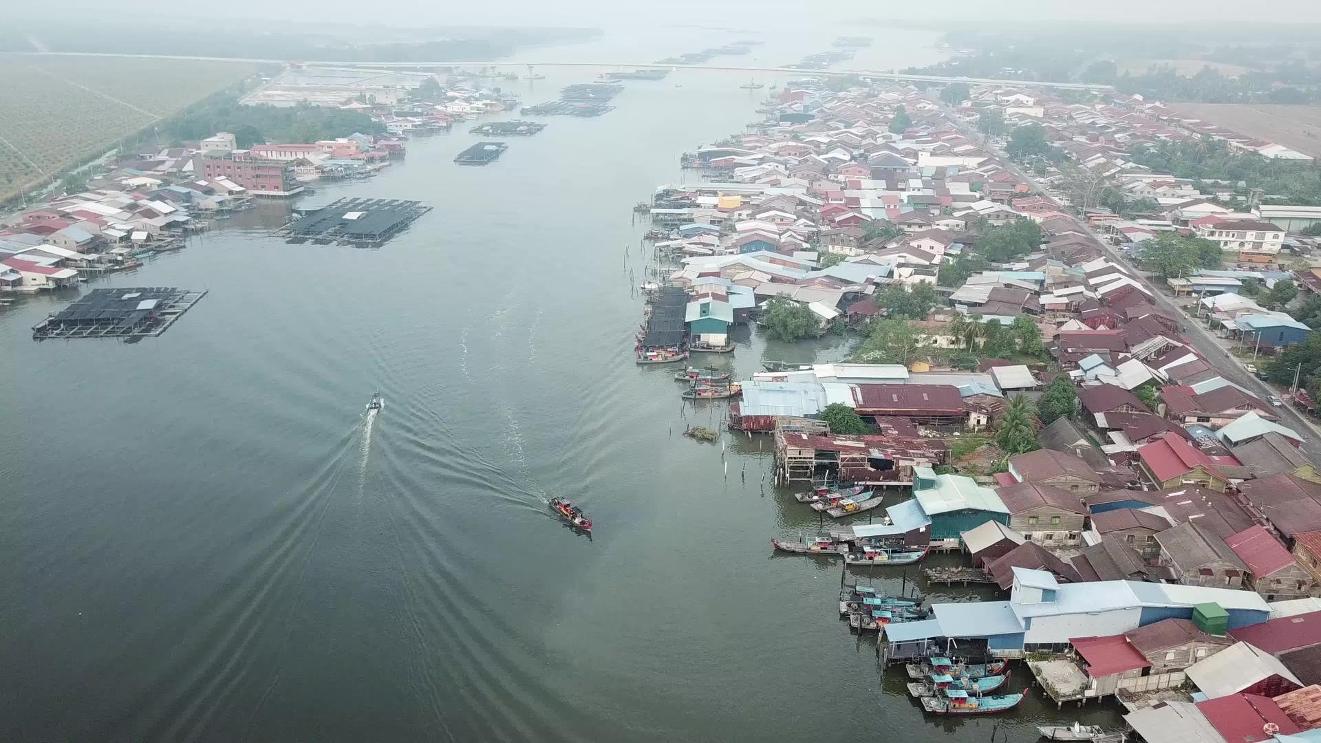 KualaKurau两边的渔村视频的预览图