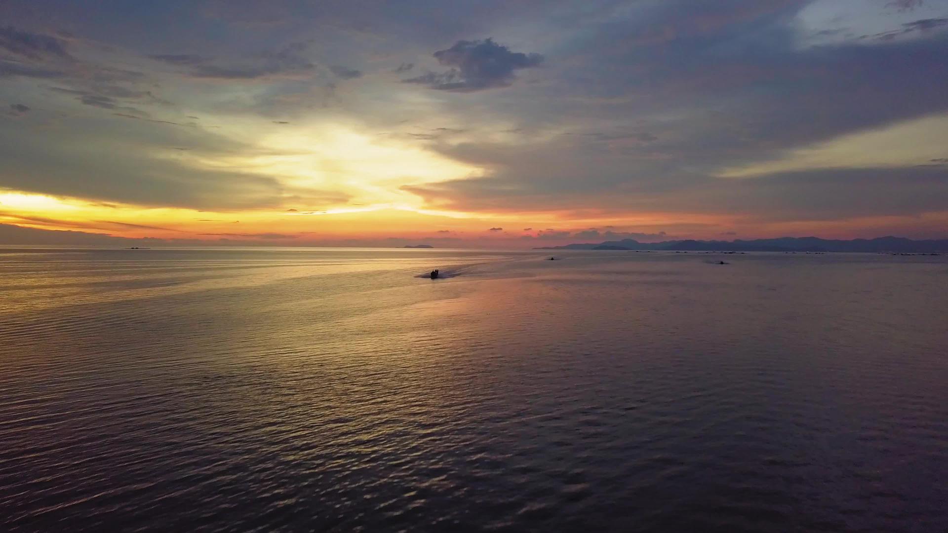 从海上返回的空中观航船视频的预览图