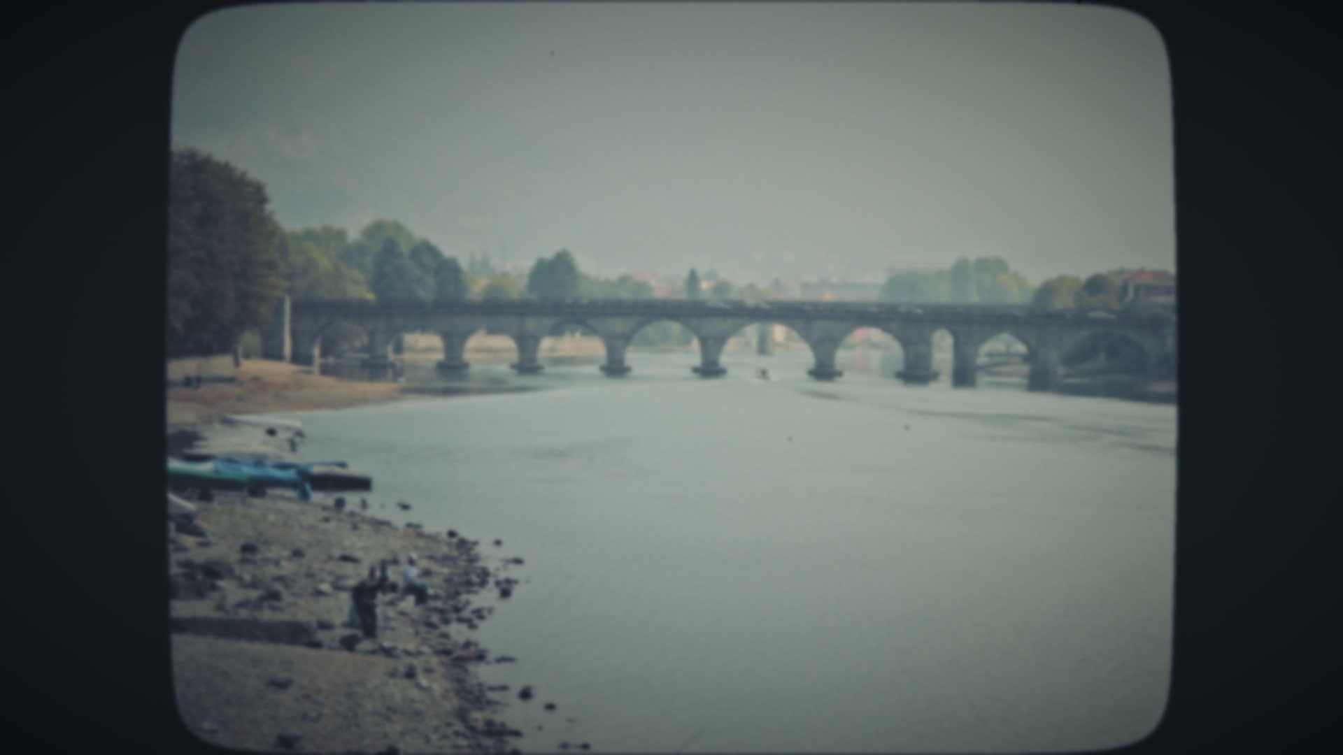 古老的运河穿过河流视频的预览图
