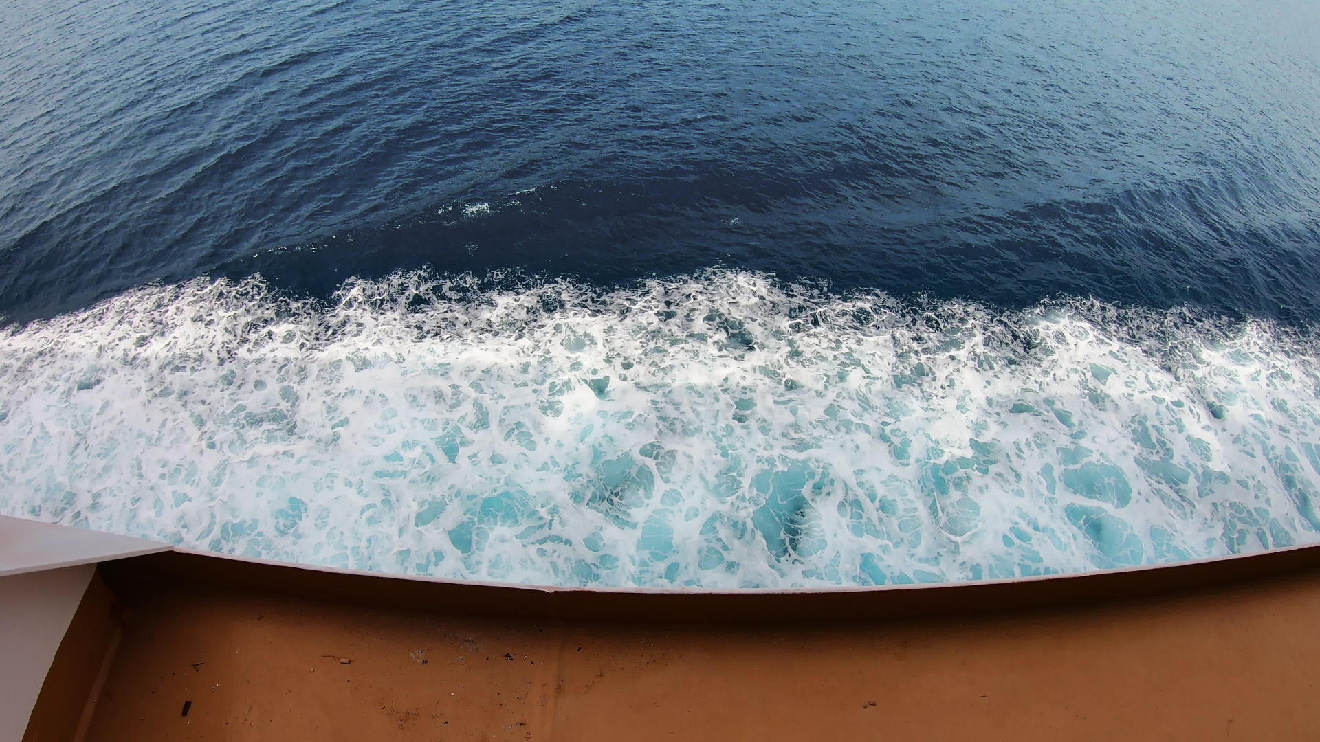 轮渡船沿着卡尔德拉巡航时会产生水泡以便观察OiaSantorini视频的预览图