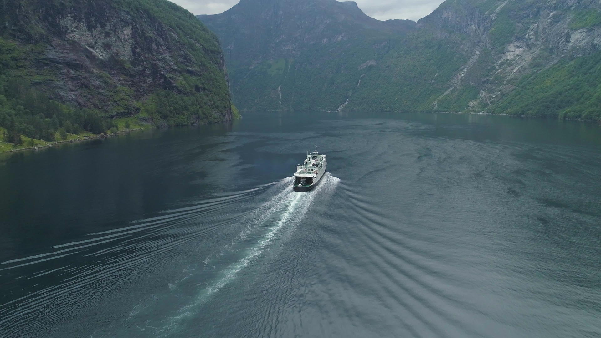 在夏天绿山挪威的鸟瞰图显示了无人机的射击视频的预览图