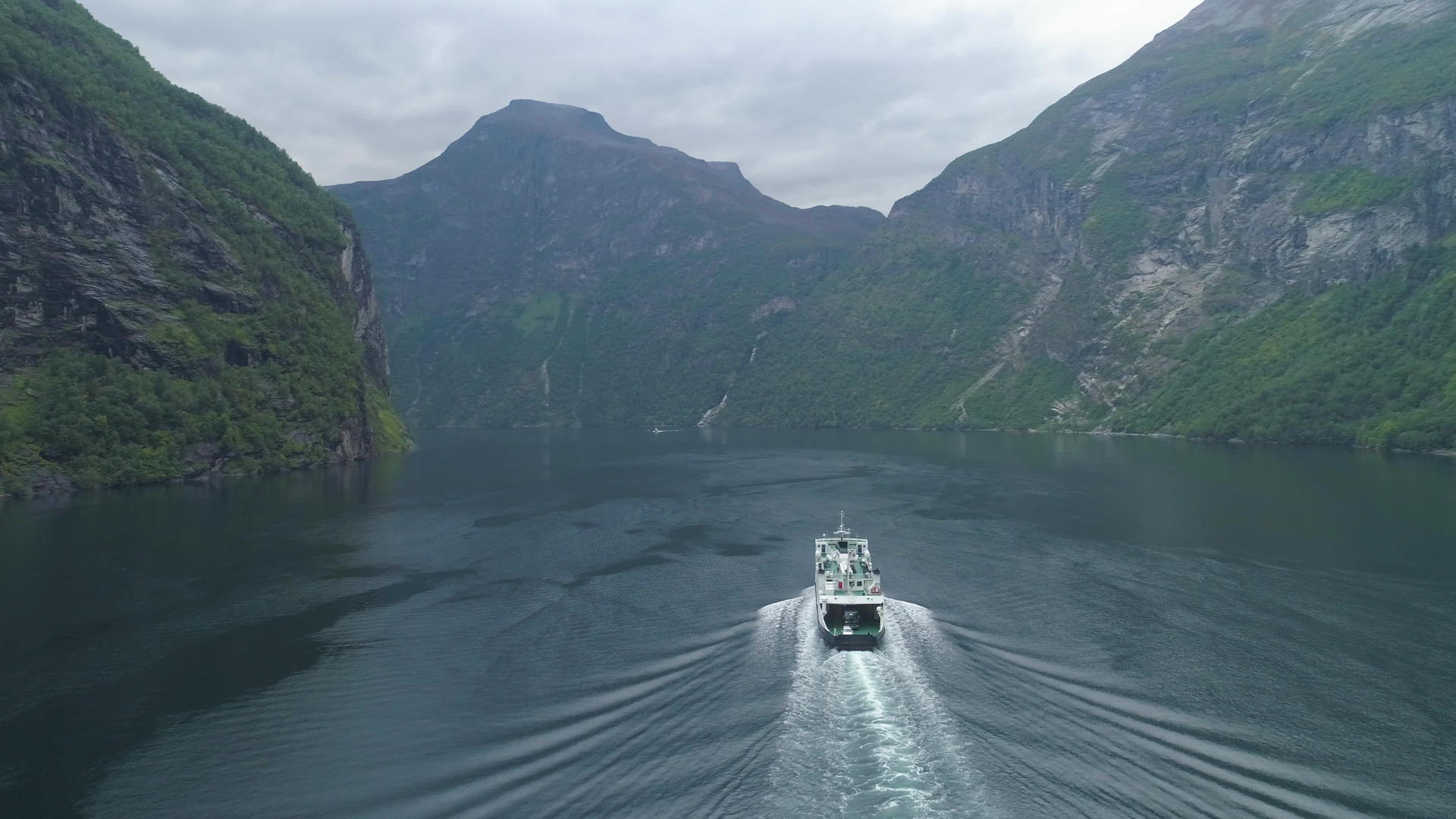 在夏日的Geirangerfjord绿色的轮渡船视频的预览图