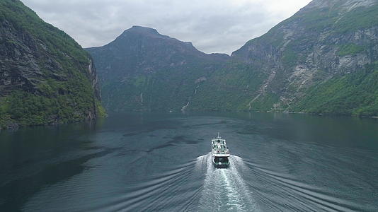 在夏日的Geirangerfjord绿色的轮渡船视频的预览图
