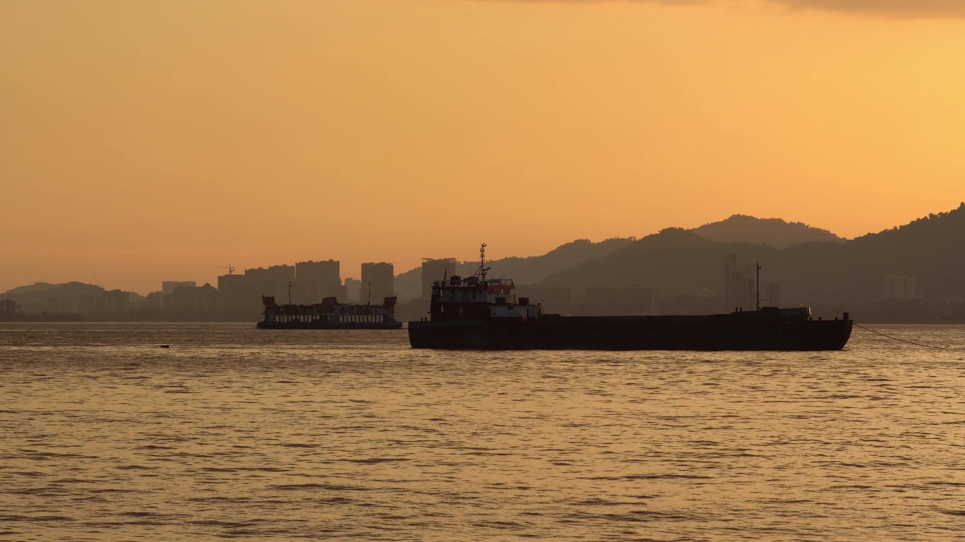 渡船在海上移动视频的预览图