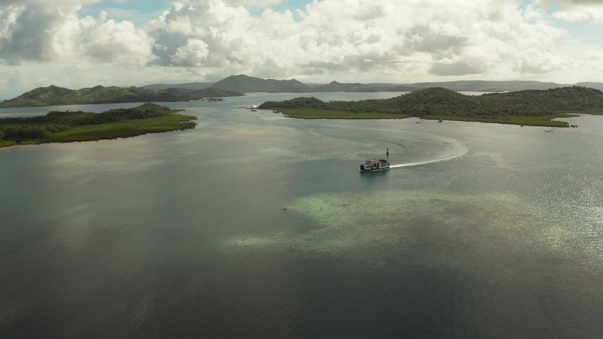 乘客渡船在群岛和环礁湖之间视频的预览图