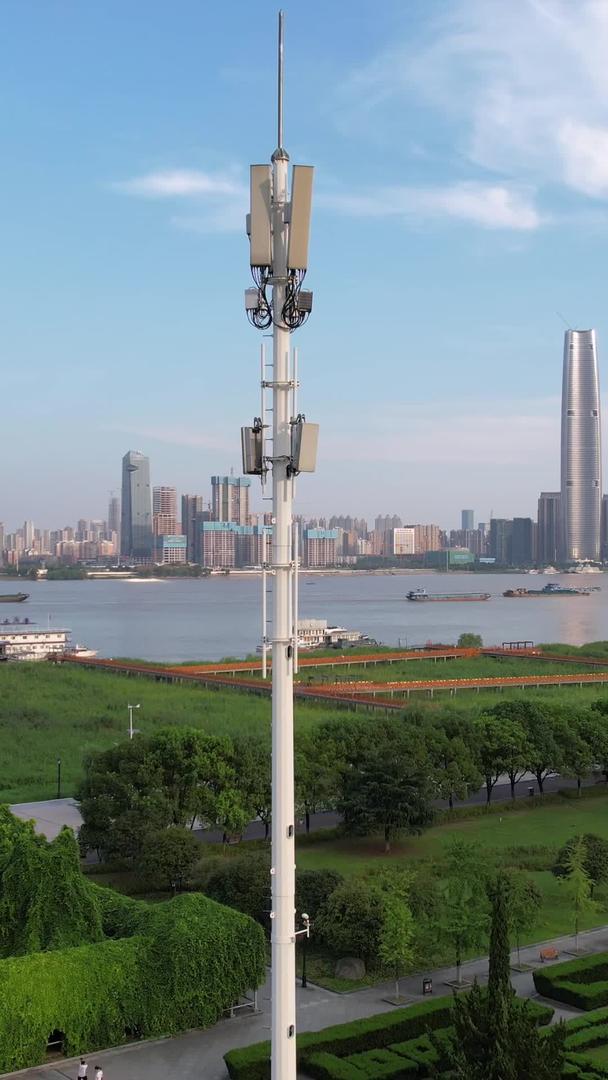 航拍城市街头蓝天白云晴天无线信号5G网络信号塔科技数码素材视频的预览图