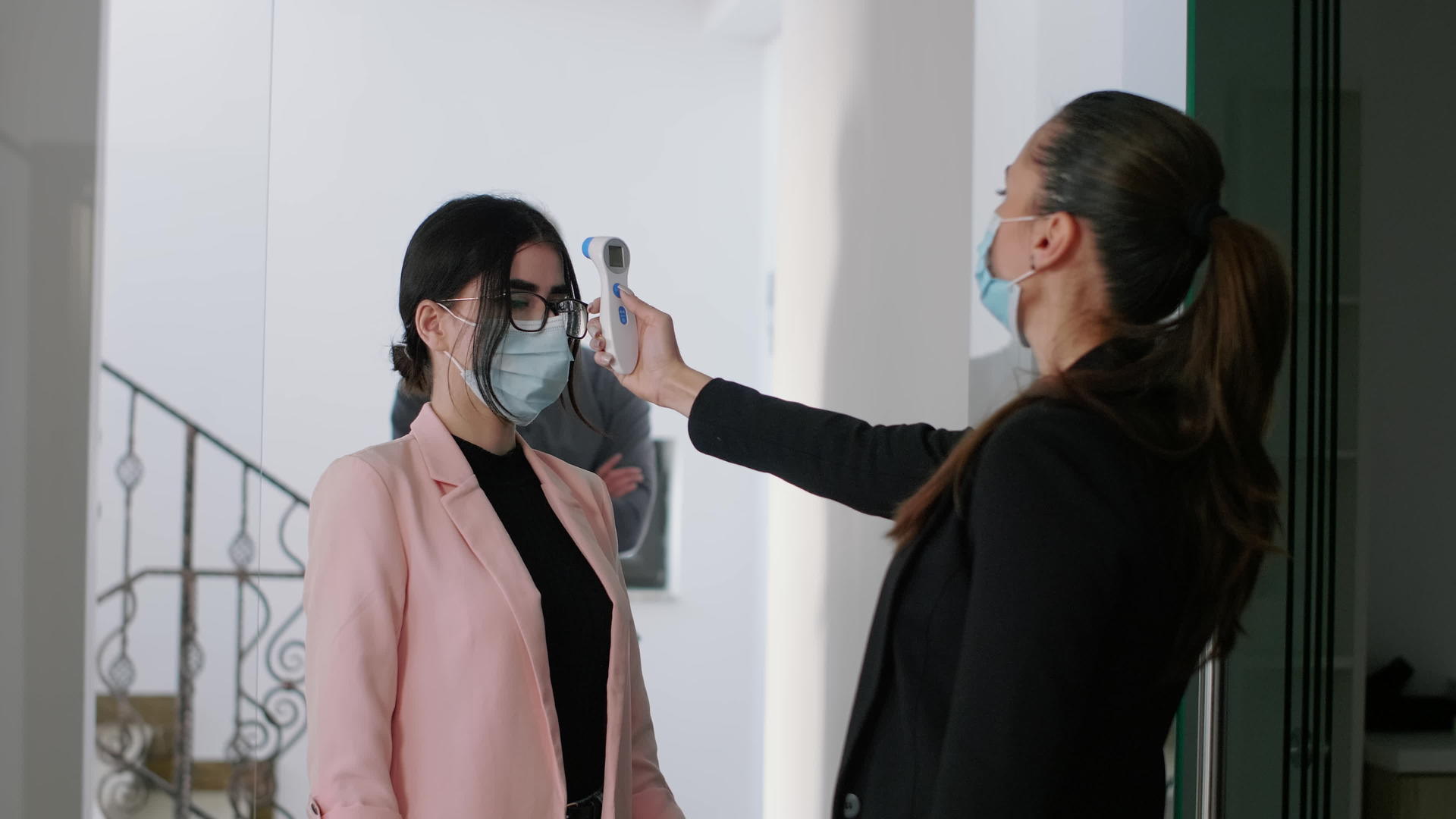 戴口罩检查工人的温度caucasian女性视频的预览图