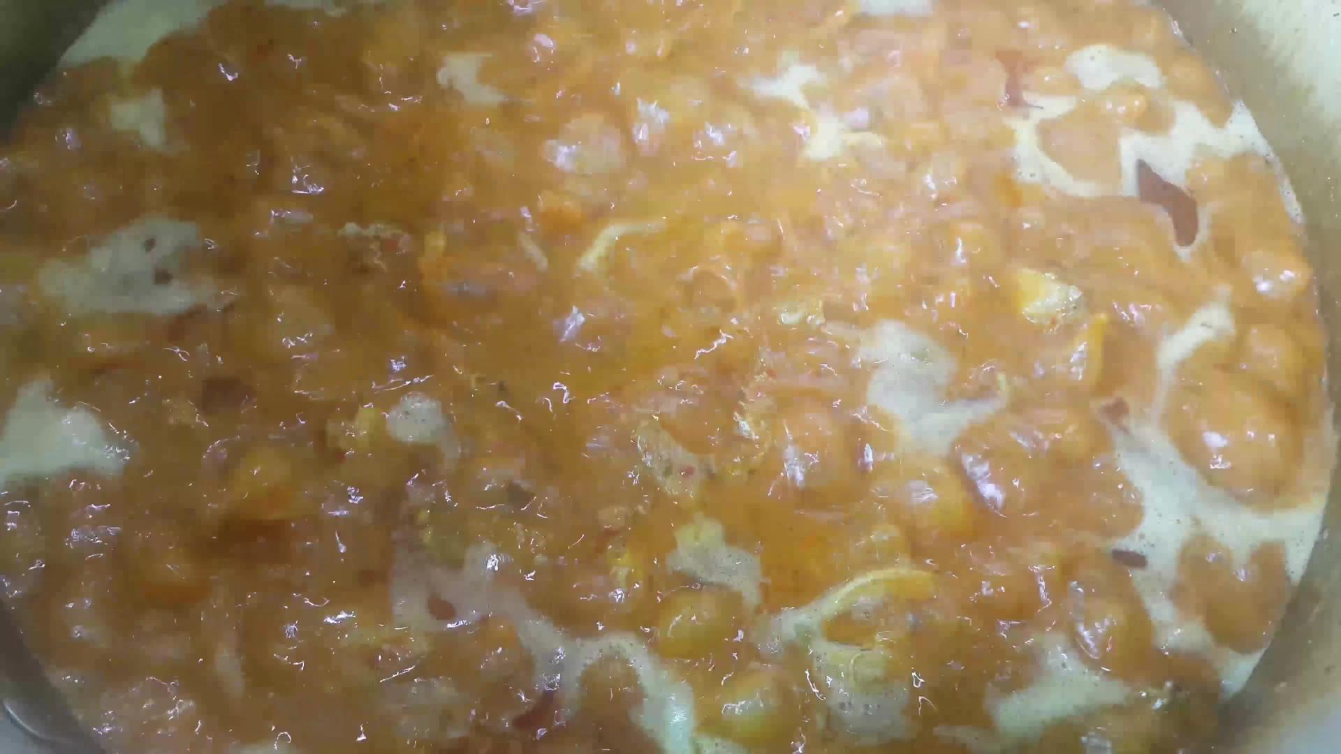 用热蒸汽仔细观察厨房餐具中沸腾的食物视频的预览图