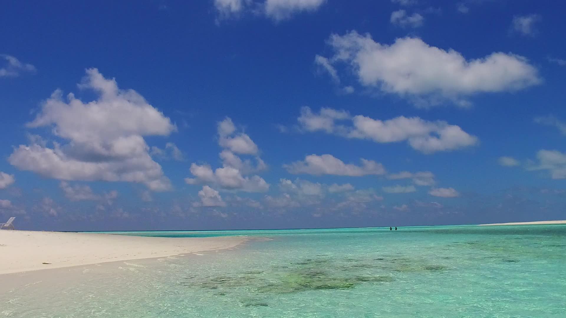 水蓝环礁湖和海浪附近的白色海滩背景是一个完美的度假胜地视频的预览图