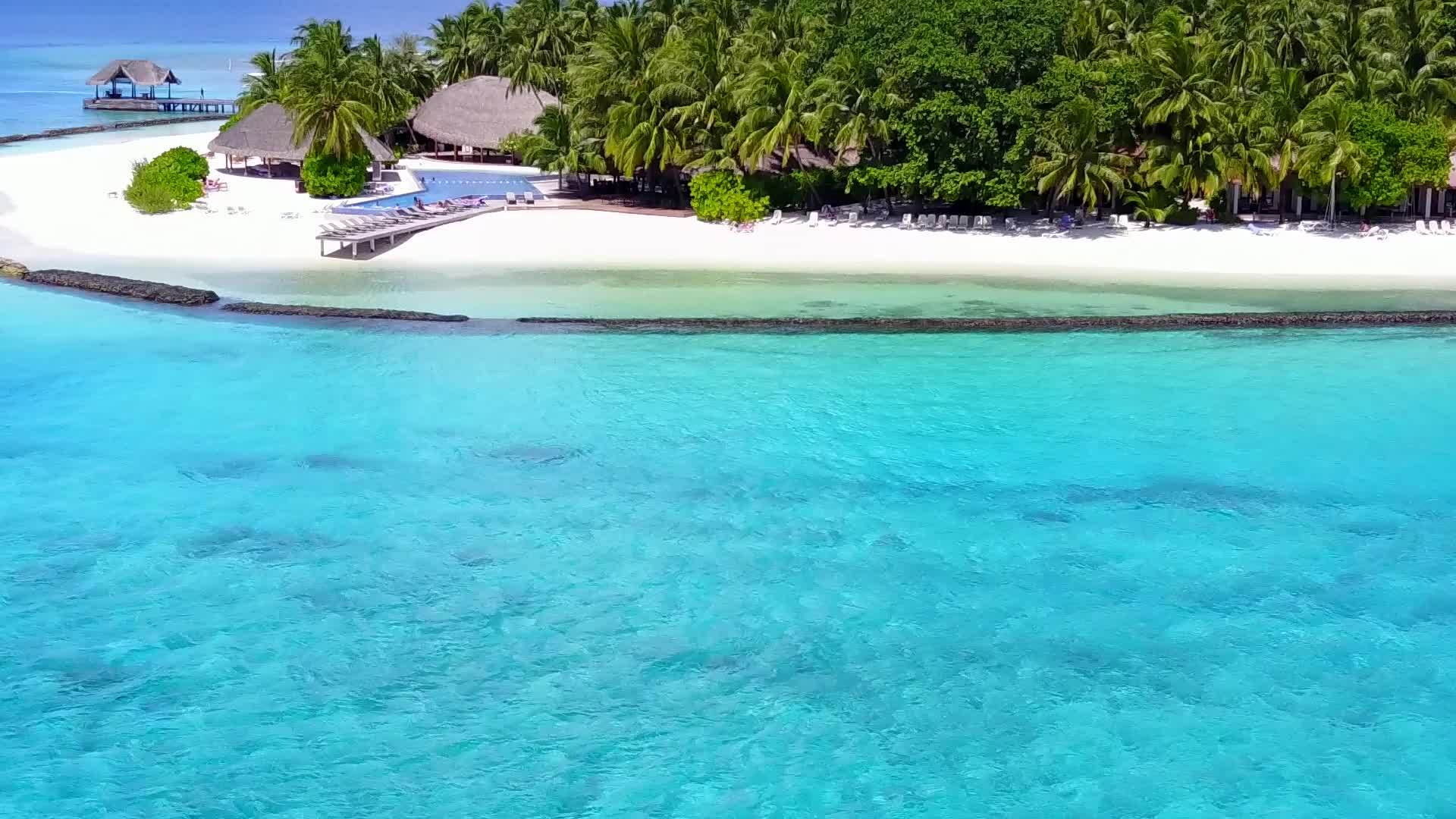 浅水热带度假海滩度假的温暖海景靠近波浪的白沙背景视频的预览图