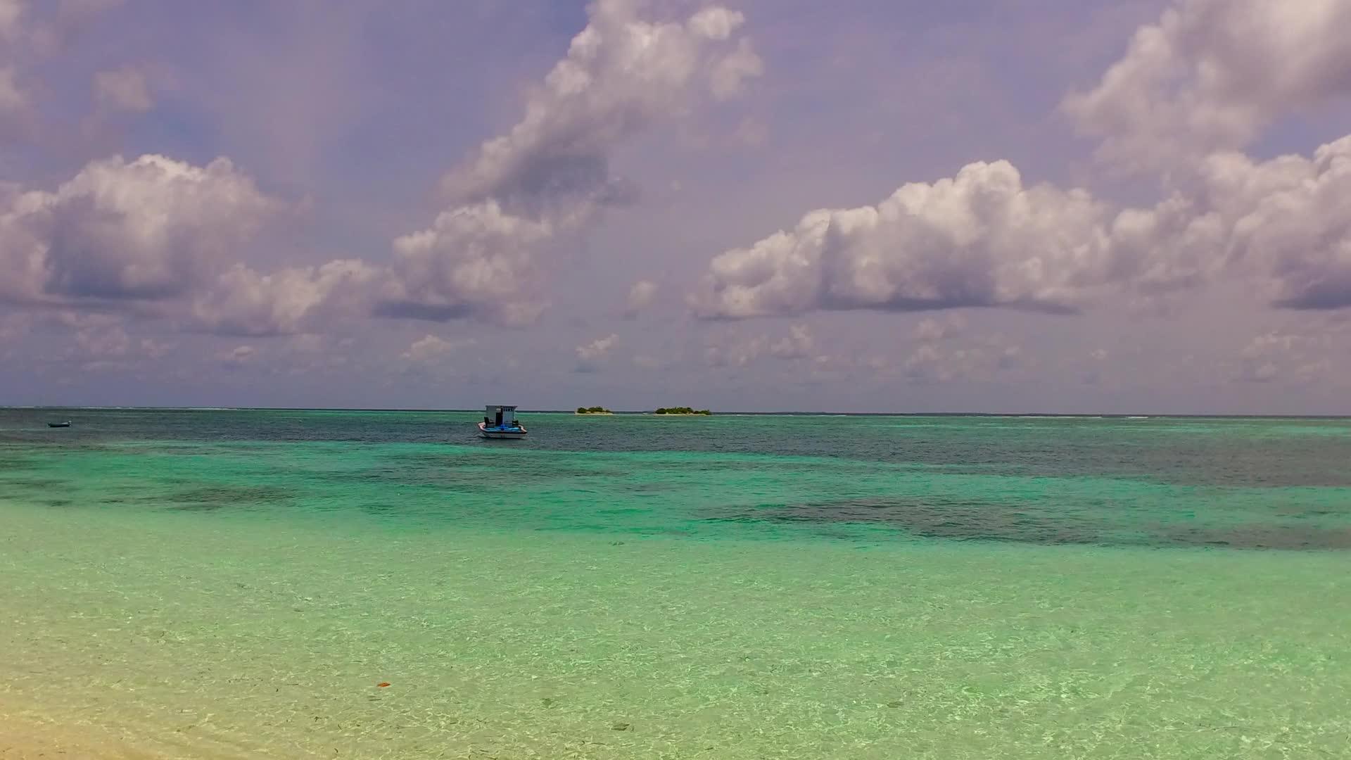 美丽的海湾海滩旅行在白色海滩的冲浪背景附近视频的预览图