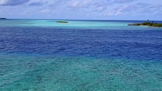 沙巴附近有一个透明的白色沙滩背景环礁湖阳光明媚视频的预览图