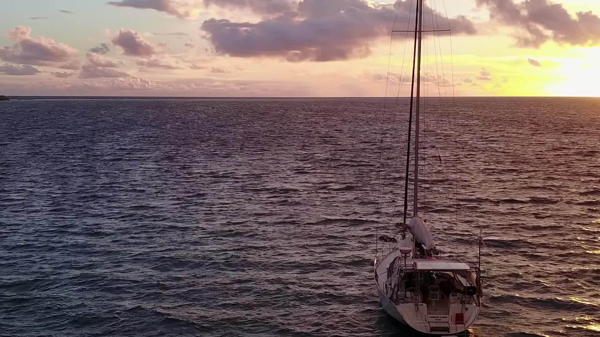 在蓝色的海洋和阳光下白沙本的背景打破了海滩的浪漫风景视频的预览图