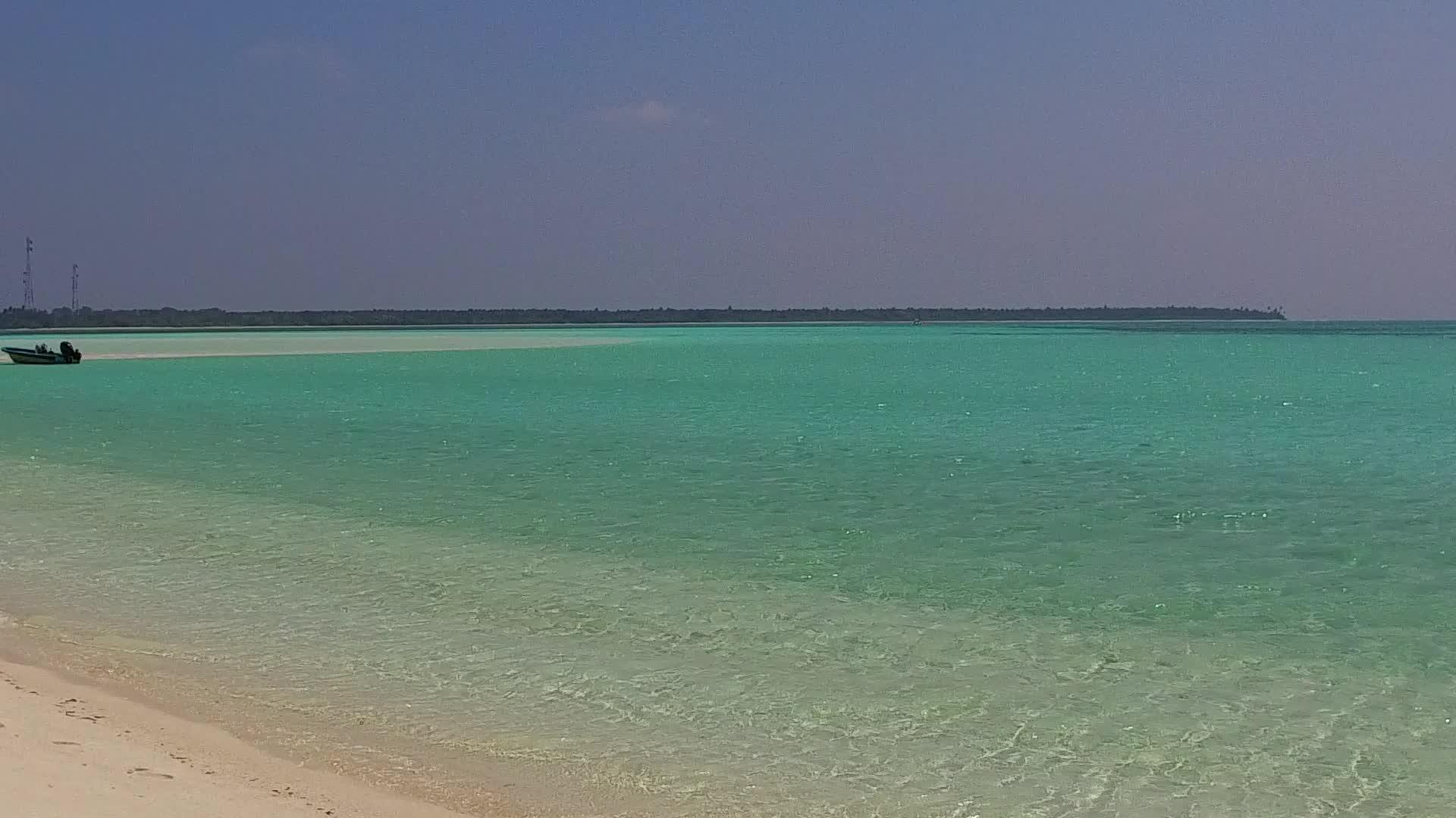 在度假胜地附近的白沙底浅滩上浅礁湖阳光明媚视频的预览图