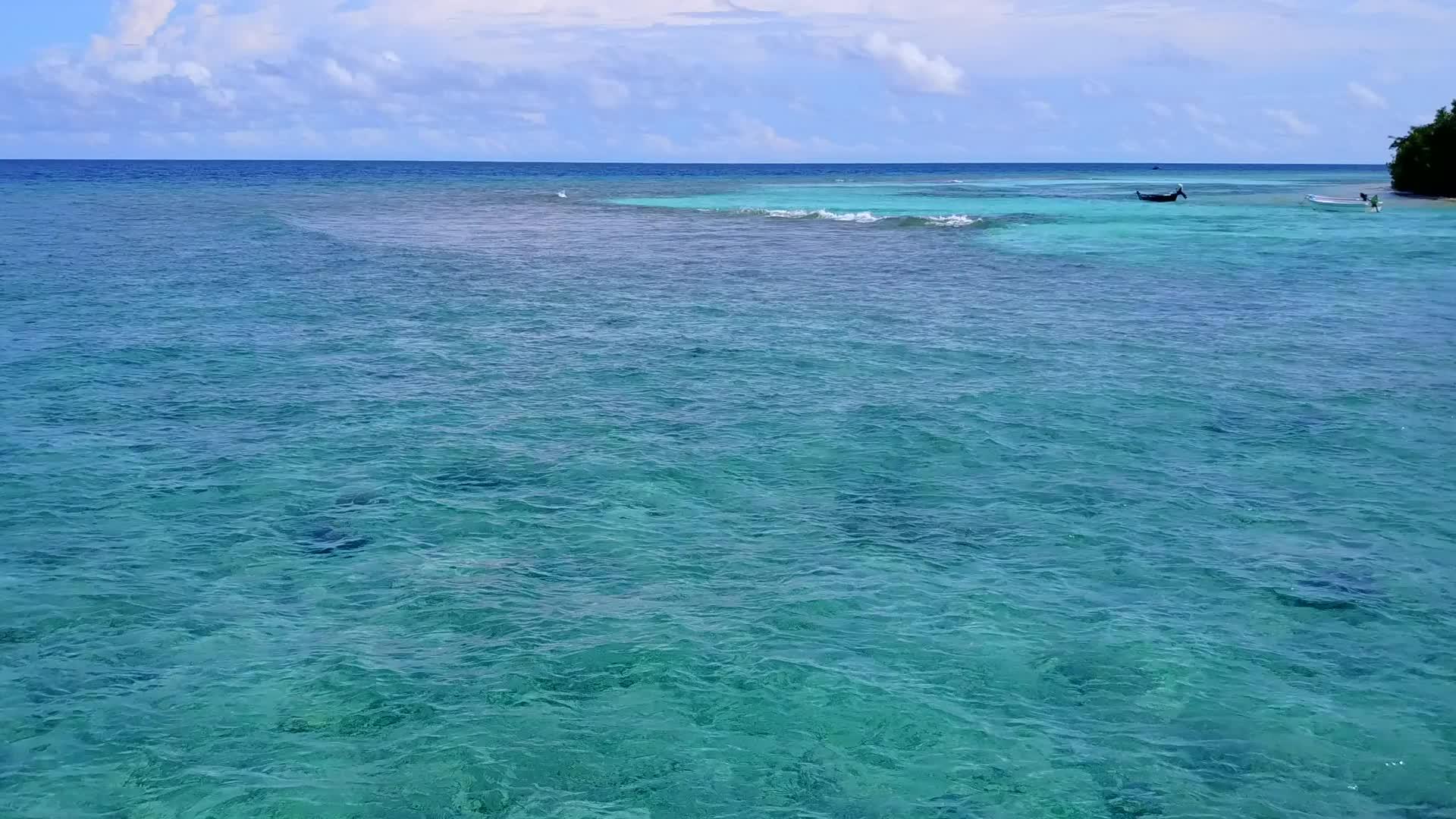 海底蓝海和珊瑚礁附近的白沙本有完美的背景视频的预览图