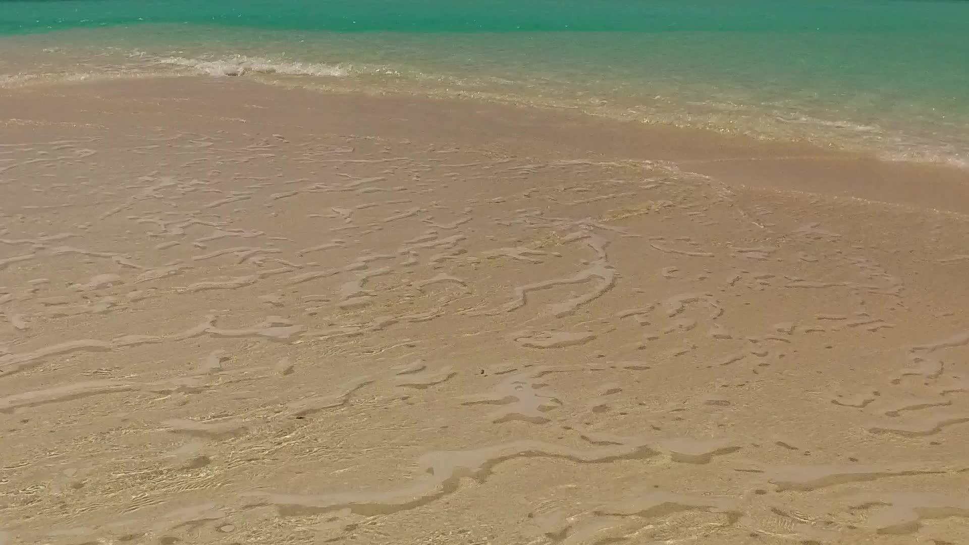 沙巴附近蓝绿色的水和白色的沙滩背景阳光明媚的海滩假日风景视频的预览图