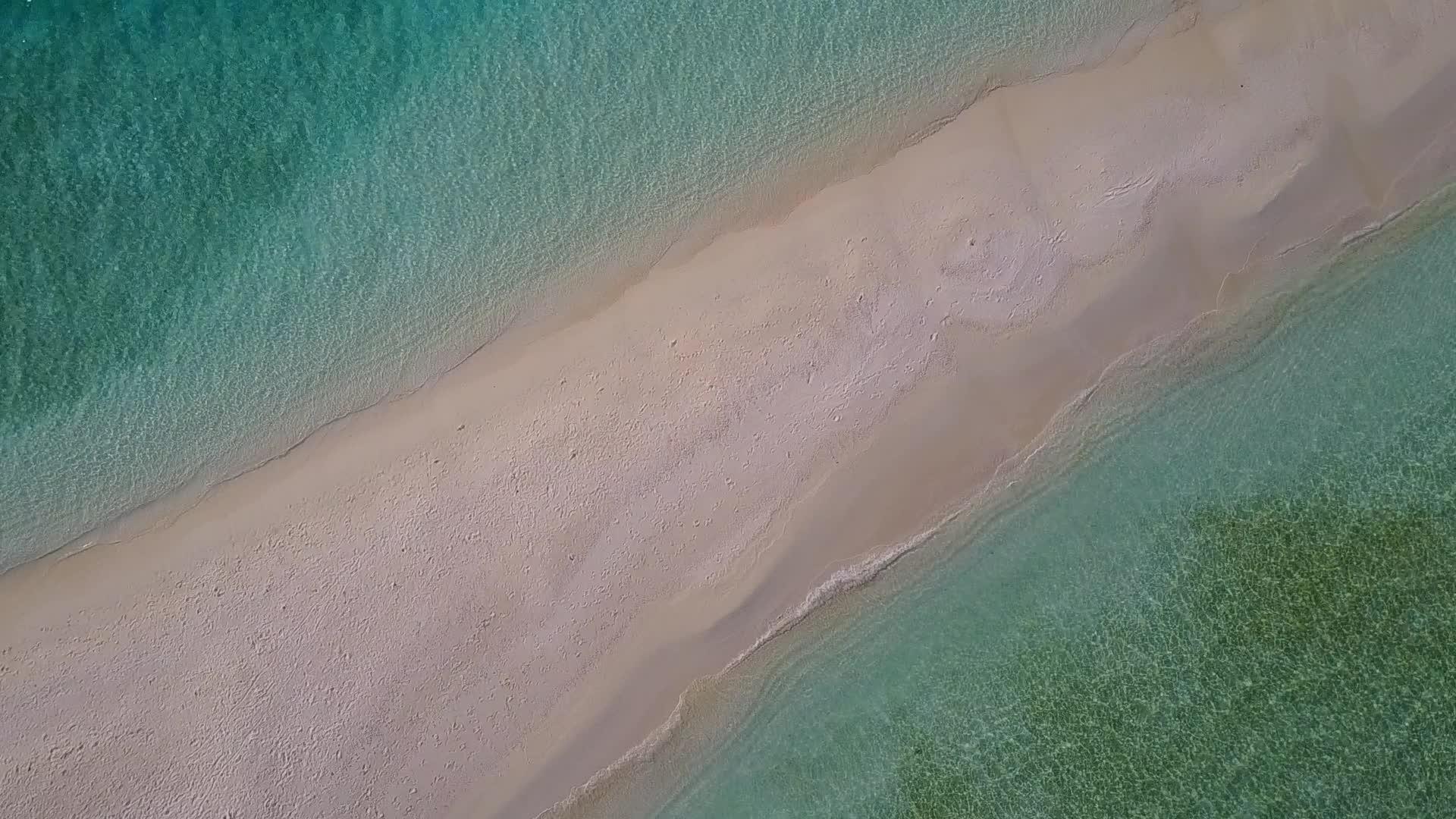 蓝丽的环礁湖海滩蓝海和近波边白沙的背景度假全景视频的预览图