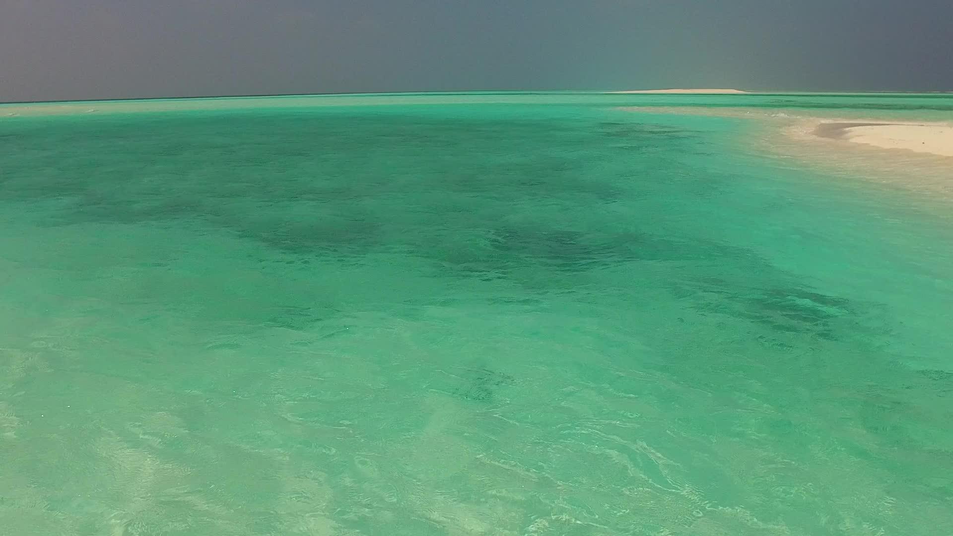 位于度假胜地附近的豪华岛屿海滩冒险的阳光和阳光纹理视频的预览图