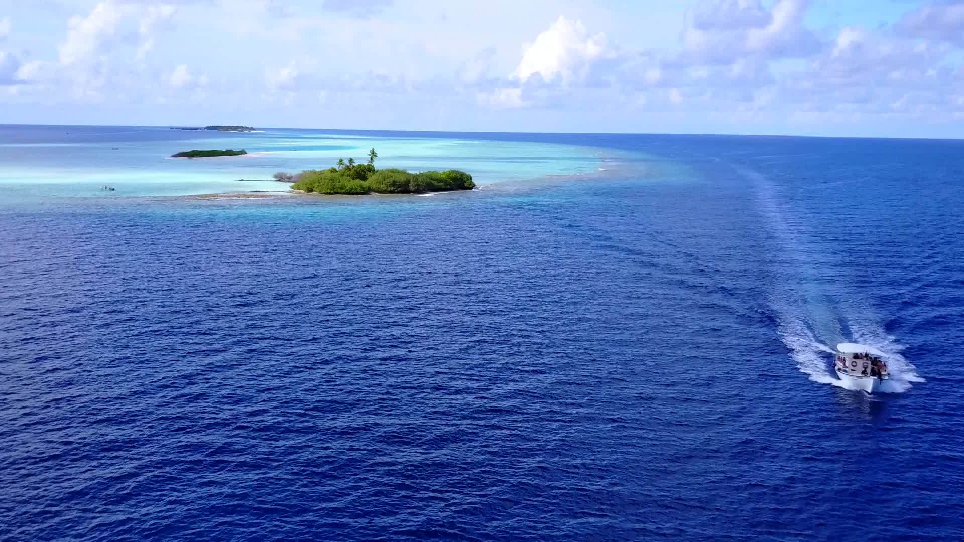 宁静的海滩宁静的浪漫景观从水蓝色的海洋到附近视频的预览图