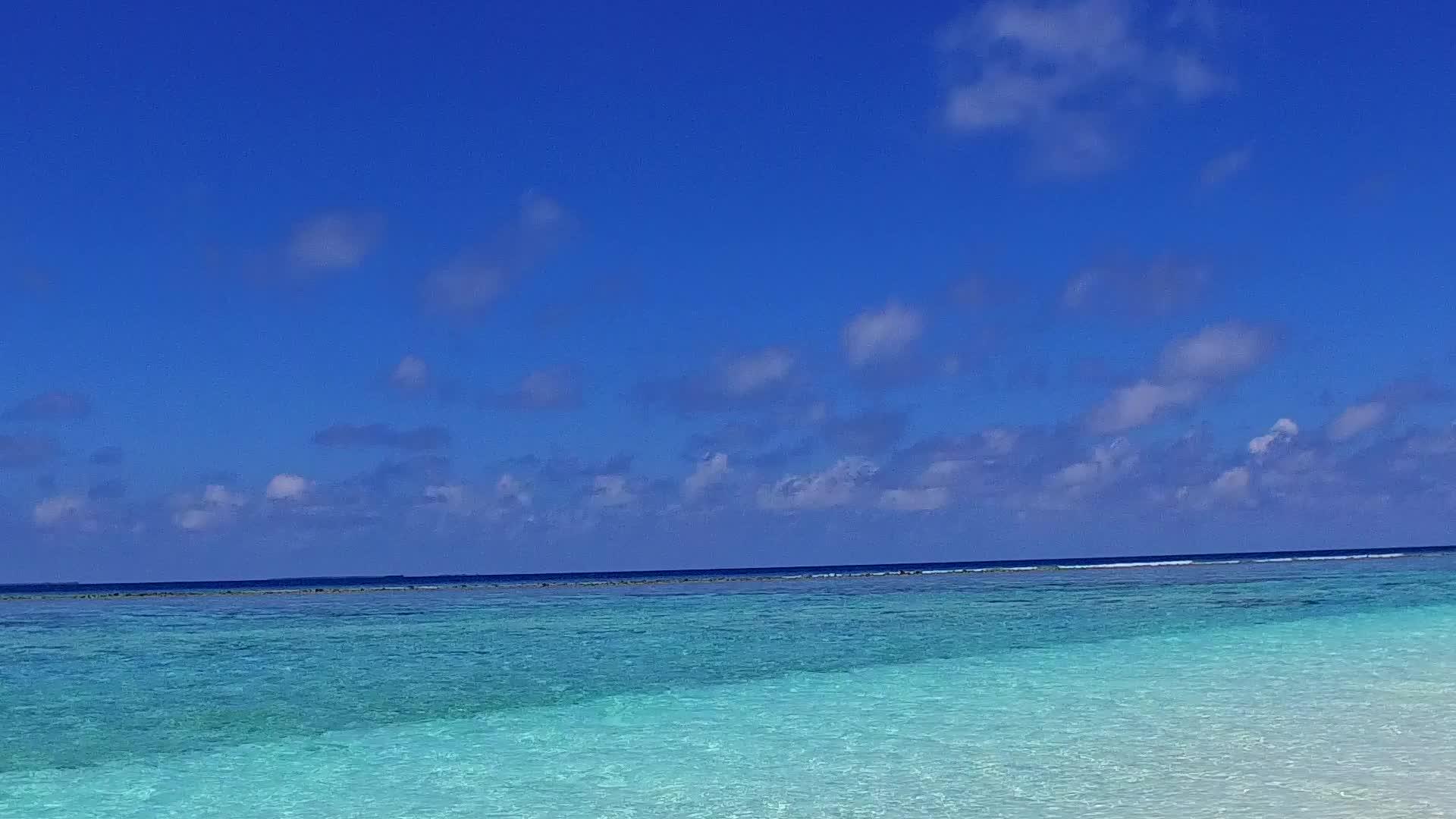 白色的沙底和蓝色的水在阳光下冒着蓝色的海探索视频的预览图