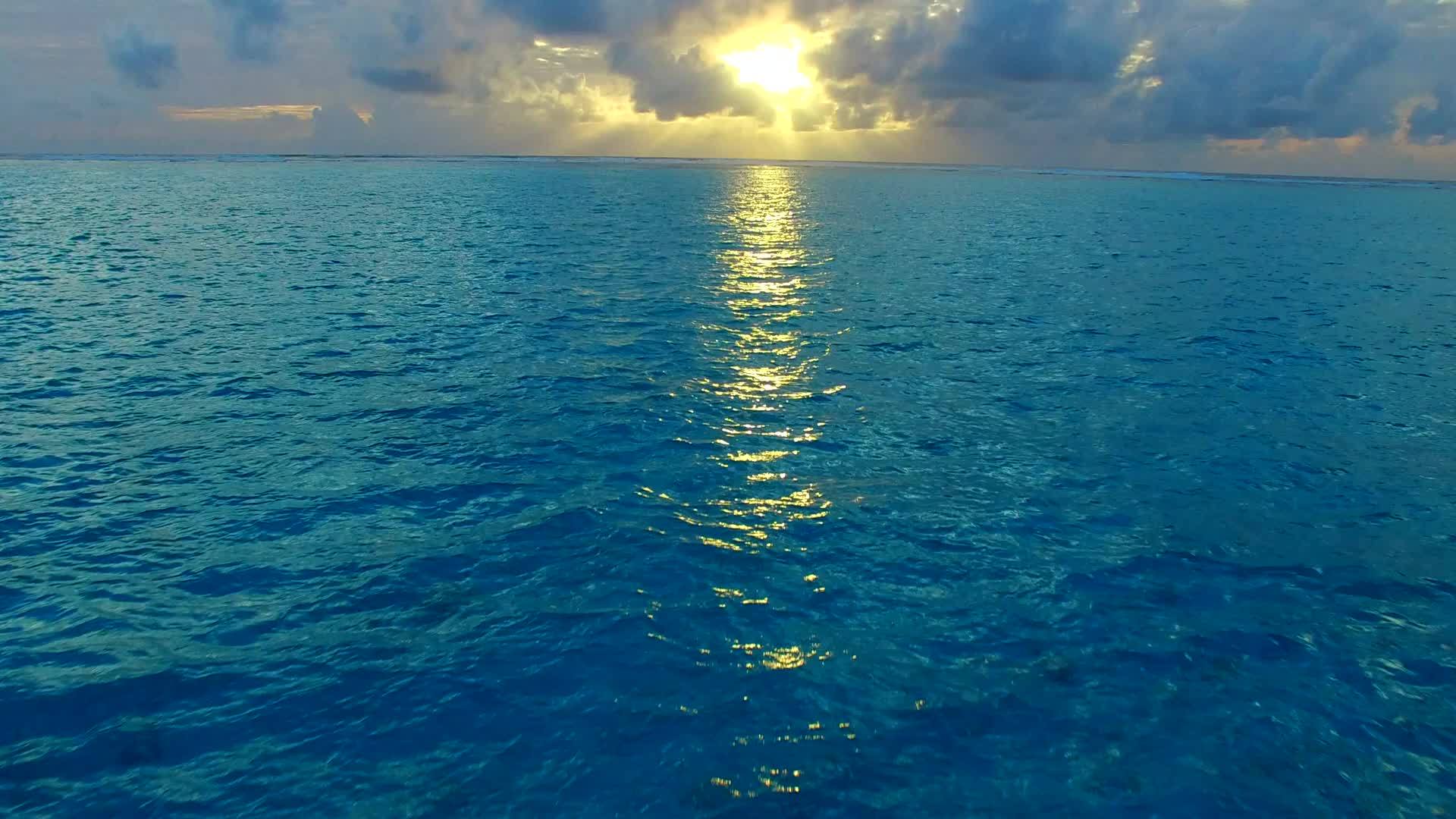 冲浪附近的白沙背景出现在蓝海和白沙的背景中视频的预览图