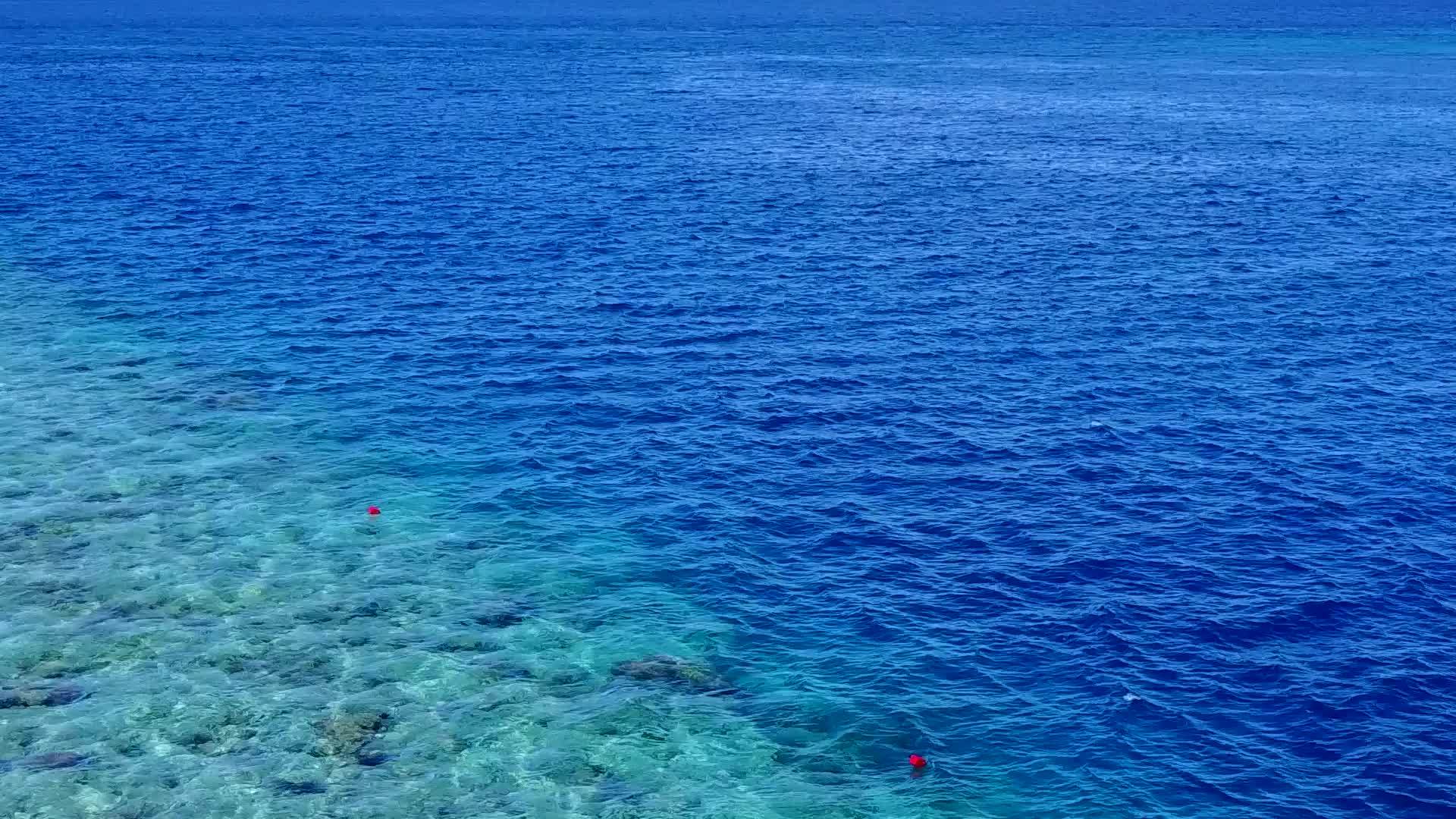 蓝水白沙的背景和珊瑚礁附近的白色海浪风景视频的预览图