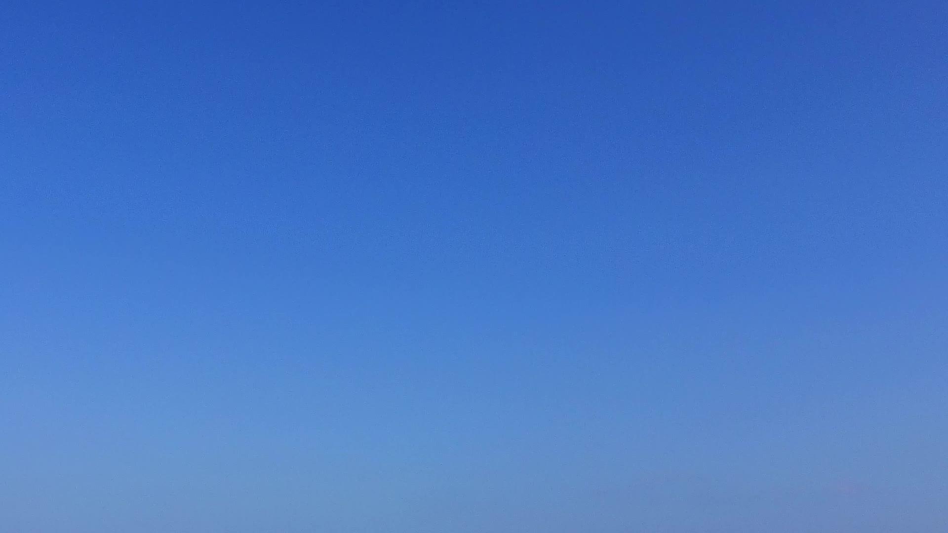 以蓝水和阳光下的白沙本为背景采摘天堂岛海滩时间的夏季采摘视频的预览图